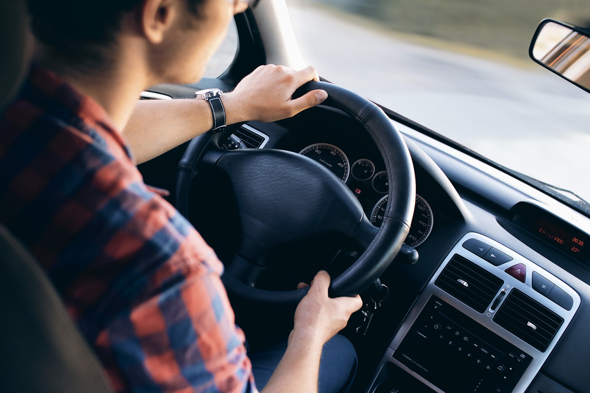 Homme conduisant une voiture en autopartage