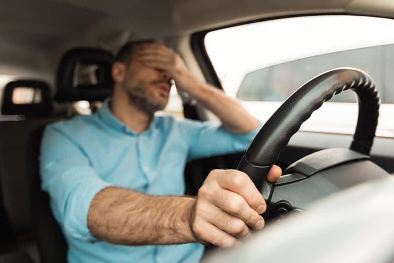 Conducteur fatigué à la recherche d'une place de stationnement